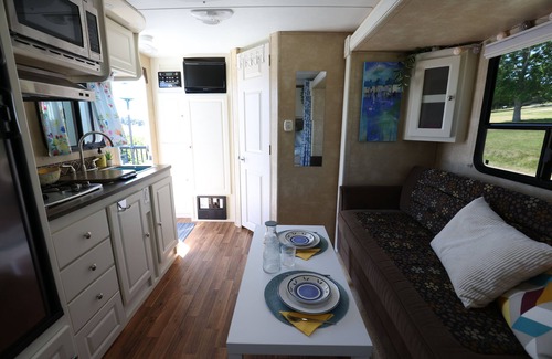 Mahone Bay House | Pebble Oceanside RV Retreat – Waterfront Hot Tub & Deck