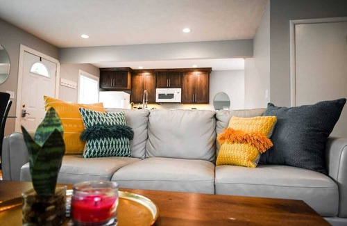 Lincoln House | Peloton House Luxury |Peloton Bike| Large Hot Tub