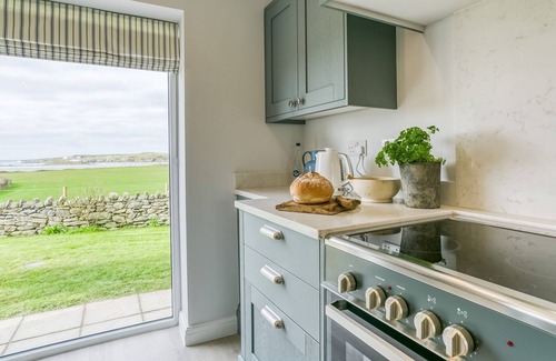 Ty Croes Cottage | Penrhyn Isa Un - an on the beach that sleeps 6 guests in 3 bedrooms