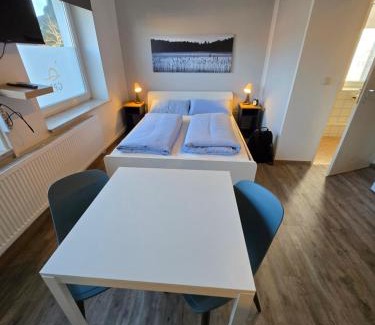 Dallgow-Doeberitz House | Pension GP3, Zimmer mit Kochnische und Duschbad vor den Toren Berlins