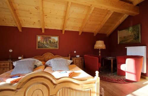 Bernstadt a. d. Eigen House | Pension und Falknerei an der alten Schmiede