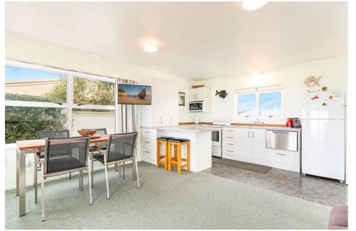 Pukehina House | Penzance - Perfect Bach for 2 Familiesn Max 6Adults 4Children
