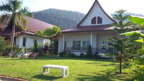 Ko Chang House | Peony Villa, 3 Bedroom Beachfront Pool Villa