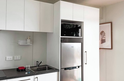 Hokitika Apartment | Perched on a peaceful ridge above the Tasman Sea, Sola Ridge offers a modern yet cozy retreat with breathtaking views.