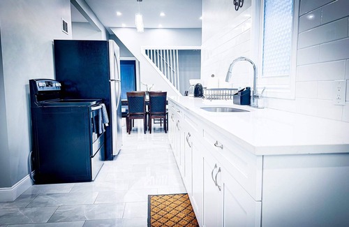 Downtown Niagara Falls House | Perfect 6BR Stay Near Falls & Attractions