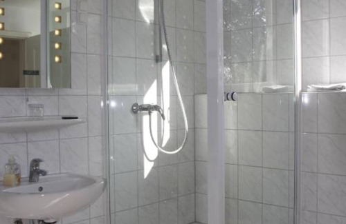 Neuwerk Hotel | Perfect for craftsmen: affordable double room near the highway