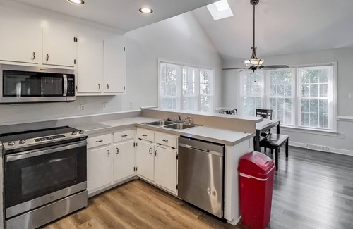 Midlothian House | Perfect for Extended Stays! Fenced Yard, Pets Welcome!