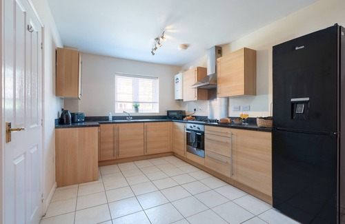 Wootton Bassett House | Perfect for contractors, families, 4 beds, parking