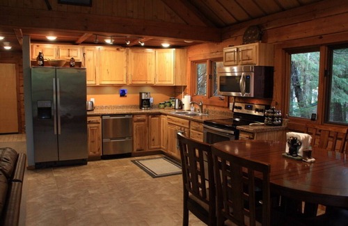 Alyeska Cabin | Perfect Location! Cozy And Quiet Log Cabin; Walking Distance To Ski Lifts!