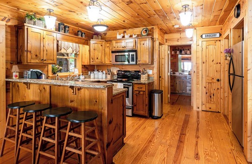 Topton Cabin | Perfect location for your family vacation. Amazing Family Cabin overlooking Lake Nantahala