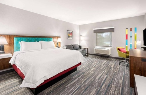 Tigard Hotel | Perfect Spot for Unwinding! Free Hot Breakfat, Pool, Close to Fanno Creek