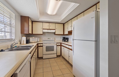 Englewood South Condo | Perfectly Located Condo, Heated Pool, Minutes to Beach