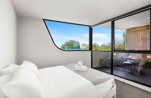 Caulfield North Apartment | Perfectly Located Executive 1BR at Caulfield North