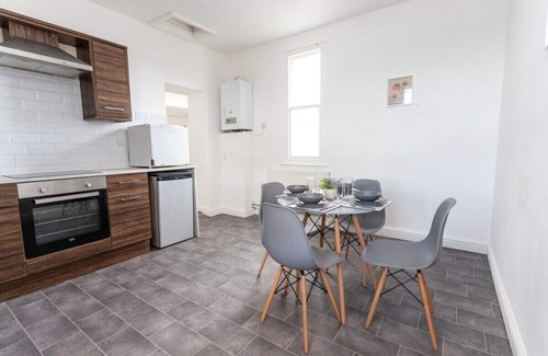 Plasnewydd Apartment | Perfectly Placed: Cozy Flat in the City's Heart