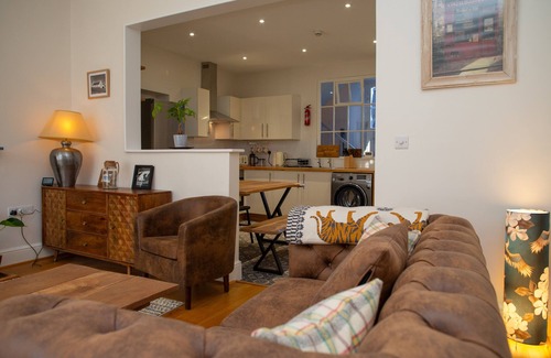 Cardigan Apartment | Period town house apartment on Cardigan High Street - Independent shops, cafés, bars & restaurants