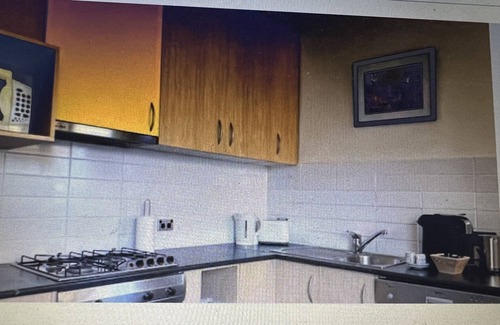 Surrey Hills Apartment | 🐶 PET FRIENDLY : 2 Bedroom Ground level. Private. Trams .Park. Netflix.Pet ok