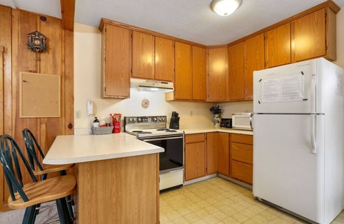 Bijou Pines Cabin | Pet-Friendly 2BR Cabin | Near Beach | Fenced Yard!