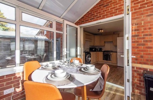 Alvaston Apartment | Pet Friendly 3 Bedroom Apartment w/Garden in Derby