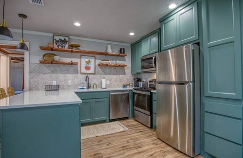 Kyle House | Pet Friendly 5 Homes Fire Pit Sleeps 30!