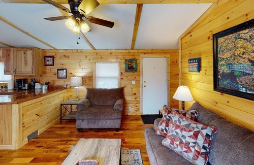 Nelsonville Cabin | Pet Friendly Cabin near Hocking Hills with hot tub in Nelsonville Ohio