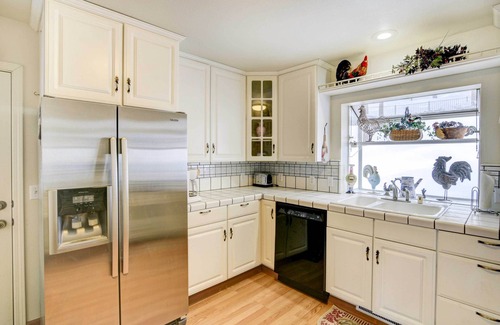 Lake Almanor West Cabin | Pet-Friendly California Cabin w/Beach Access