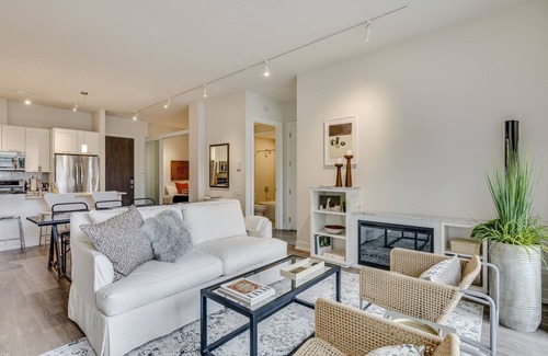 Sheridan Park House | Pet Friendly! Can You Smell the Popcorn and Peanuts? One Mile from Wrigley Field and Room for All the Super Fans! by RedAwning