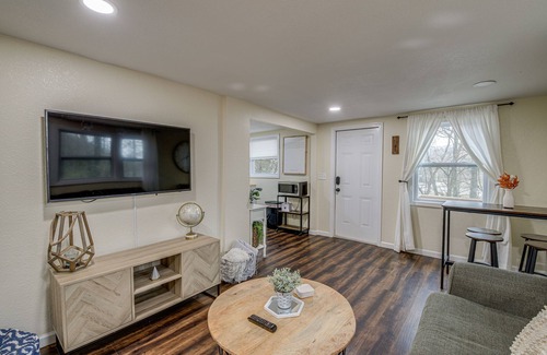 Ashley Oaks Cottage | Pet-Friendly Cottage ~ 8 Mi to Downtown Knoxville!