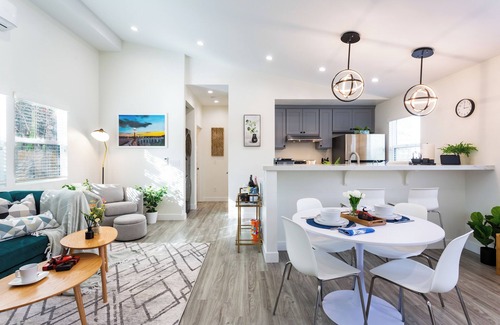 Mid Central House | Pet Friendly Designer House in Pasadena with Outdoor Kitchen & King Bed & AC
