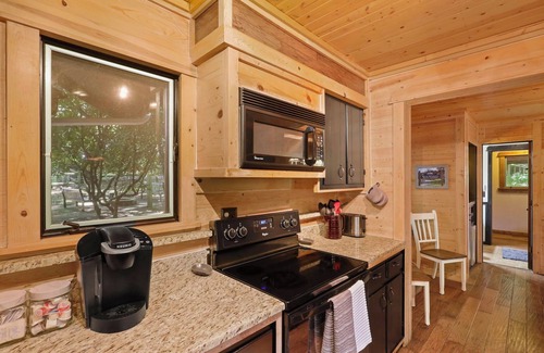 Beech Mountain Cabin | Pet Friendly, Fenced Yard, Hot Tub and Game Room! Close to Hiking and Beech Ski!