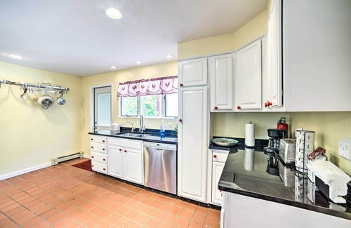 Latham House | Pet-Friendly Latham Retreat ~ 7 Mi to Albany!