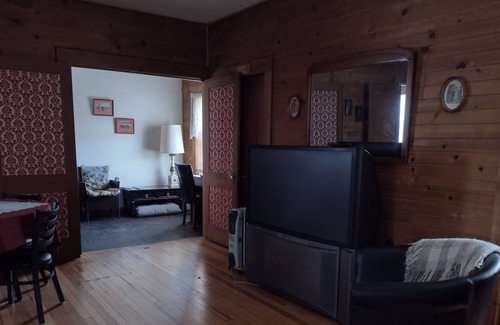 Mitchell Cabin | Pet-friendly Lodge near the Painted Hills