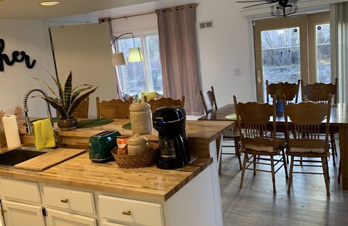 Wood Dale House | Pet Friendly, Near O’Hare, Fenced in, Cheerful Frida & Diego Home, up to 6 ppl