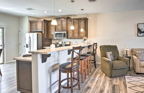 Holiday Shores Cottage | Pet-friendly Retreat - 1 Block to Colorado River!
