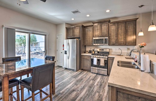Holiday Shores Cottage | Pet-friendly Retreat - 1 Block to Colorado River!