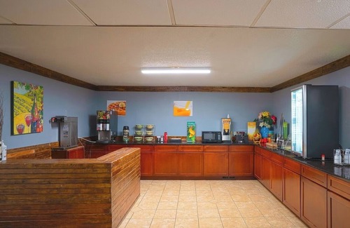 Redwood Falls Hotel | Pet-Friendly Room Near Redwood Falls Hotspots w/King Bed + Free Parking