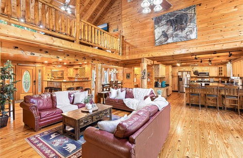 Gatlinburg - Pigeon Forge Cabin | Pet-Friendly Smoky Mtn Lodge Hot Tub Views