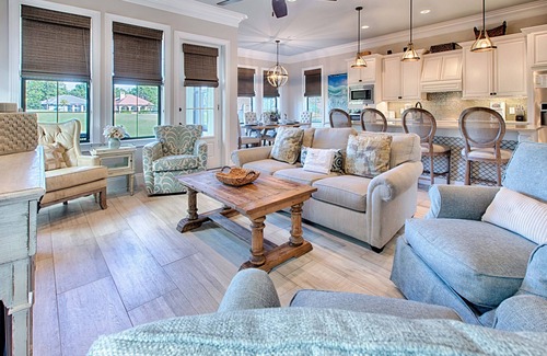 Villa Lago House | Pet Friendly~ Two Golf Carts ~ Golf Course Community ~ Community Pool
