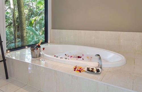 North Tamborine Hotel | Pethers Rainforest Retreat