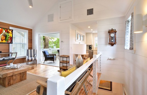 Uptown - Upper Duval House | ~ PETITE MAISON ~ 2 king ensuite bedrooms on a quiet lane near Duval Street.