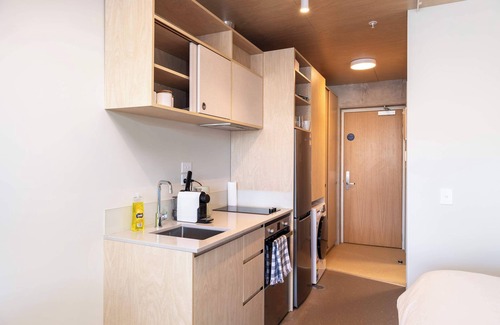 Petone Apartment | Petone Studio - Balcony, Bath Tub, Sleeps 2