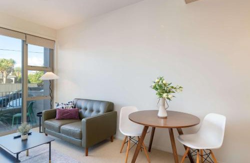 Petone Apartment | Petone Studio - Balcony Bath Tub Sleeps 2