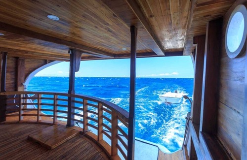 Labuan Bajo Boat Rental | Phinisi Hena Komodo Journey 8 Persons