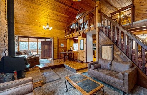 Eagle River House | Picturesque dog-friendly log cabin with stunning views and wood stove