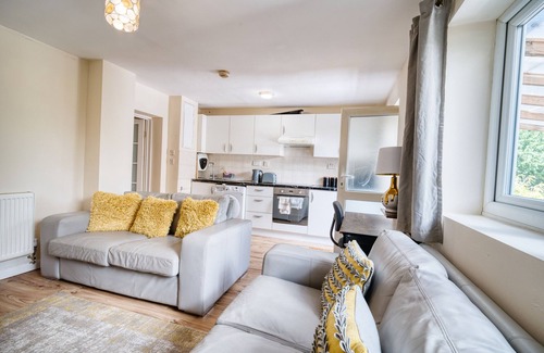 High Wycombe House | Pierocks Grove Entire house, Free Parking & WI-F