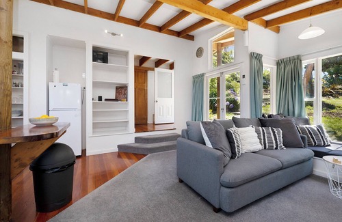 New Lynn House | Piha - City Escape, Piha Holiday Home