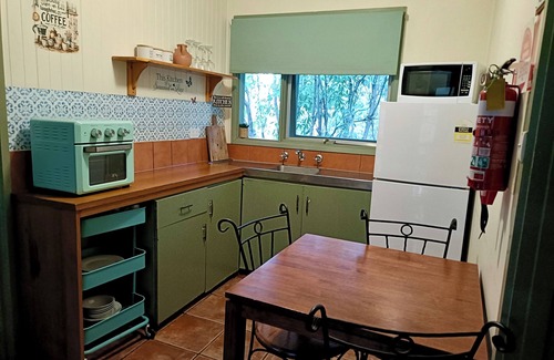 Kalimna House | Pillowood Cottage (1Queen+2Twins) & Wood Stove