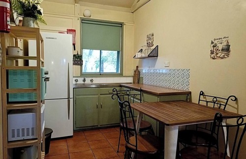 Kalimna Ski Chalet | Pillowood Cottage 3 (1Queen+2Twins) & Wood Stove