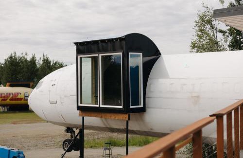 Houston Apartment | Pilot Lodge - Incredible Alaskan Airplane Home Boeing 727