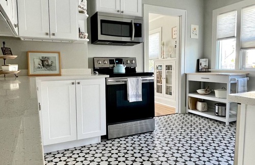 Everett Cottage | Pine Arch Cottage - a bright, airy, clean 2BR home near Everett Marina