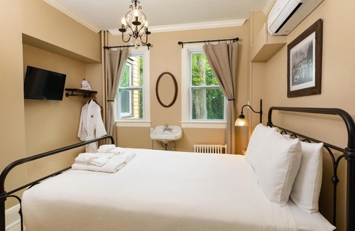 Mackinac Island Bed & Breakfast | Pine Cottage Bed & Breakfast